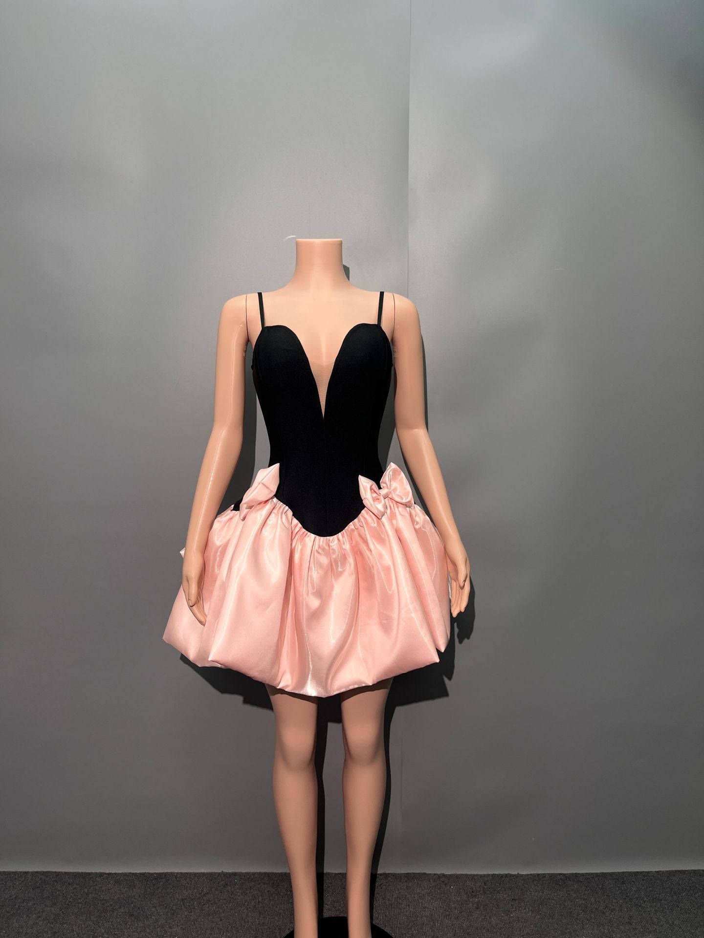 jolie robe sexy et classe d'anniversaire , soirée, mariage courte femme , bas bulles épaule dénudée