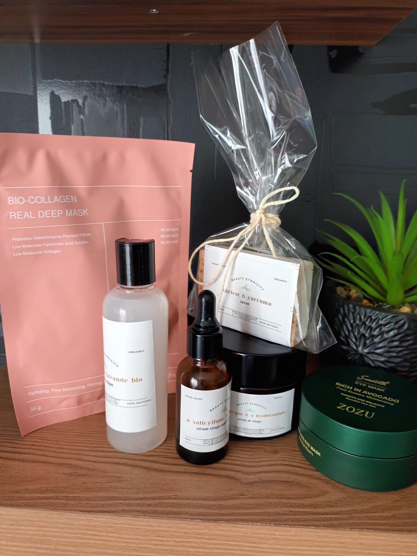 kit visage complet pour un visage sans imperfection composé de l'acide salicylique, hyaluronique, niacinamide, savon au curcuma ainsi que du masque visage au collagène