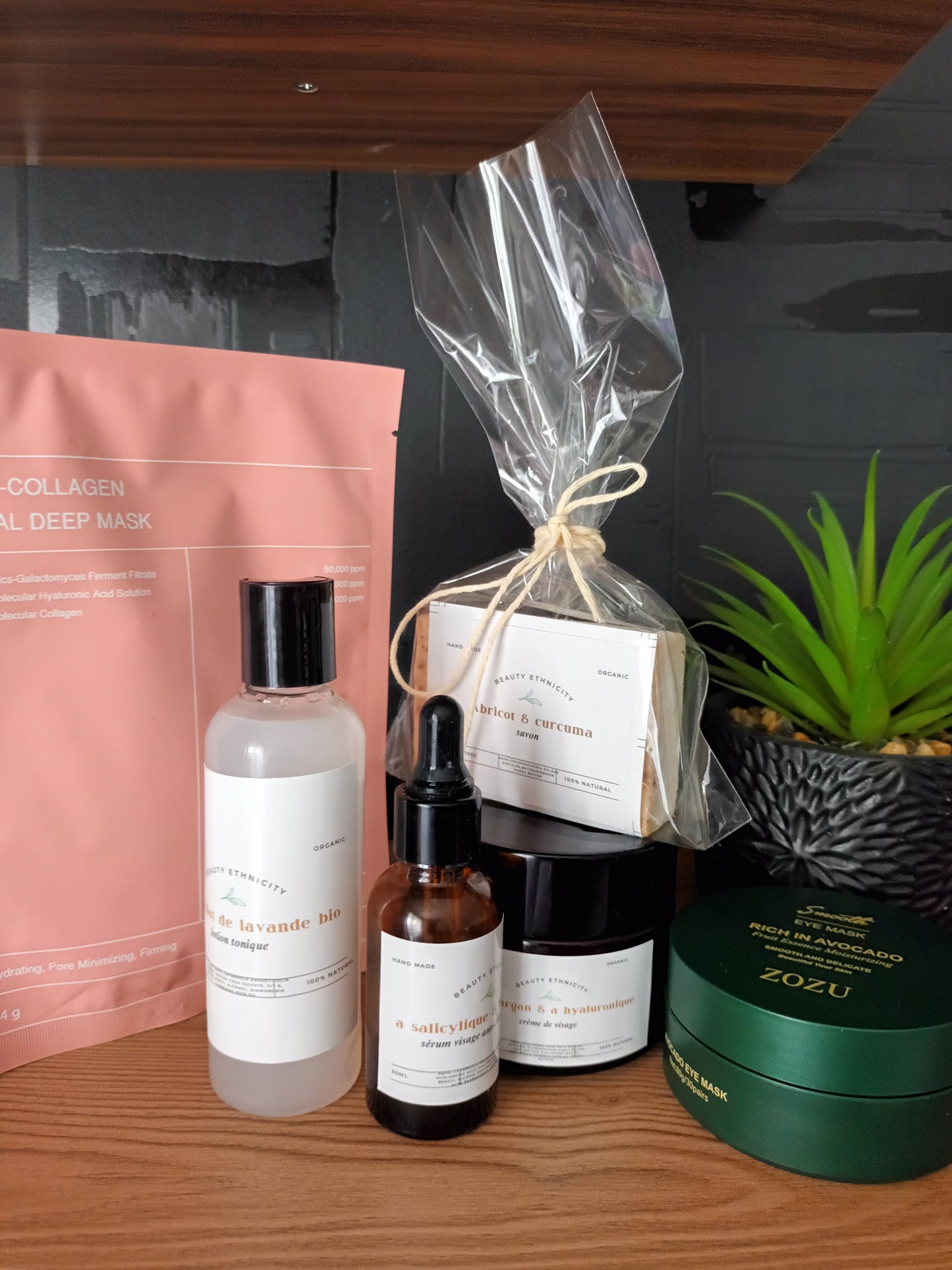 kit visage complet pour un visage sans imperfection composé de l'acide salicylique, hyaluronique, niacinamide, savon au curcuma ainsi que du masque visage au collagène
