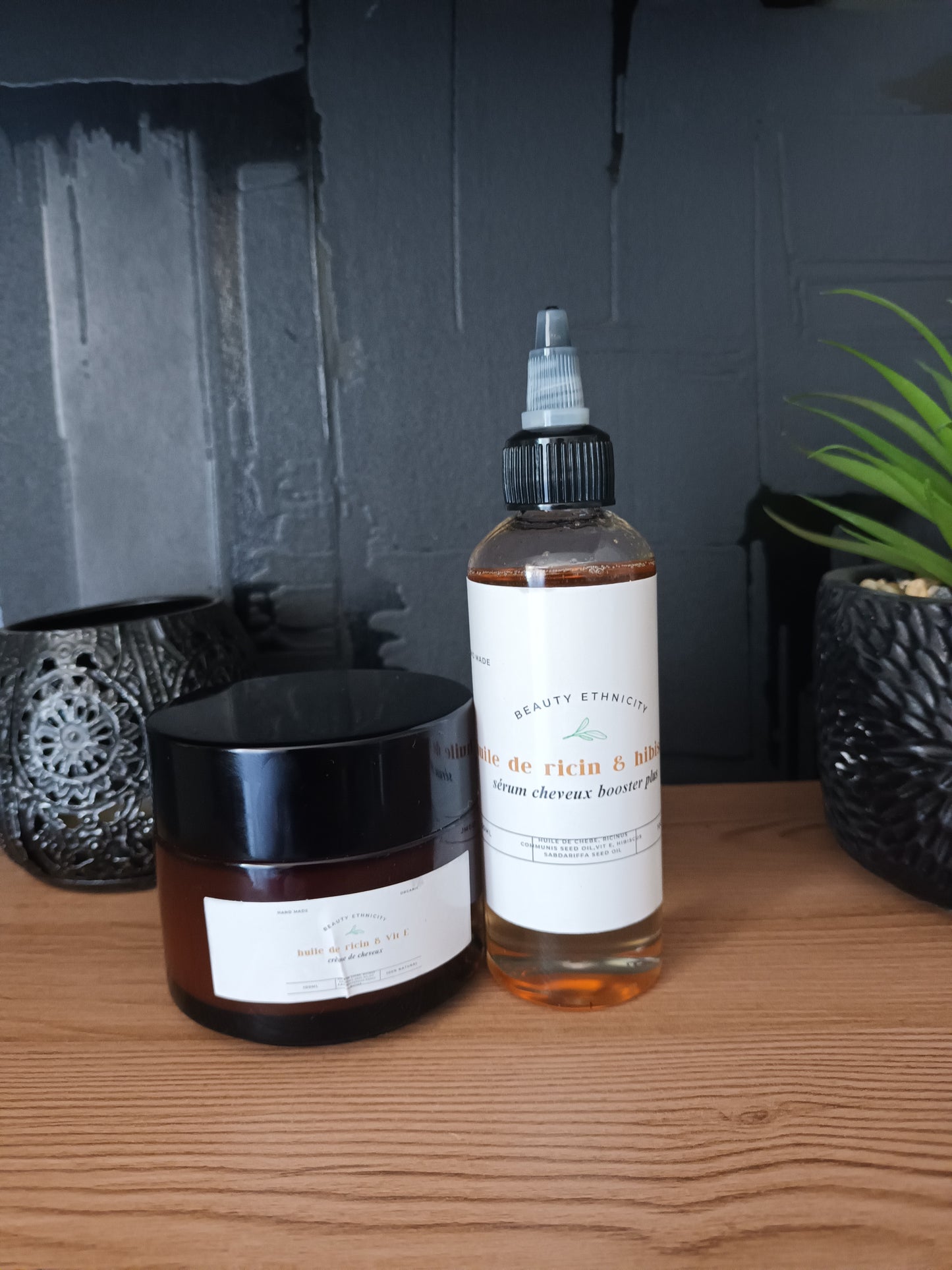 duo parfait pour l'extrême pousse de vos cheveux ; le sérum plus crème capillaire à base l'huile de ricin et romarin et vit E