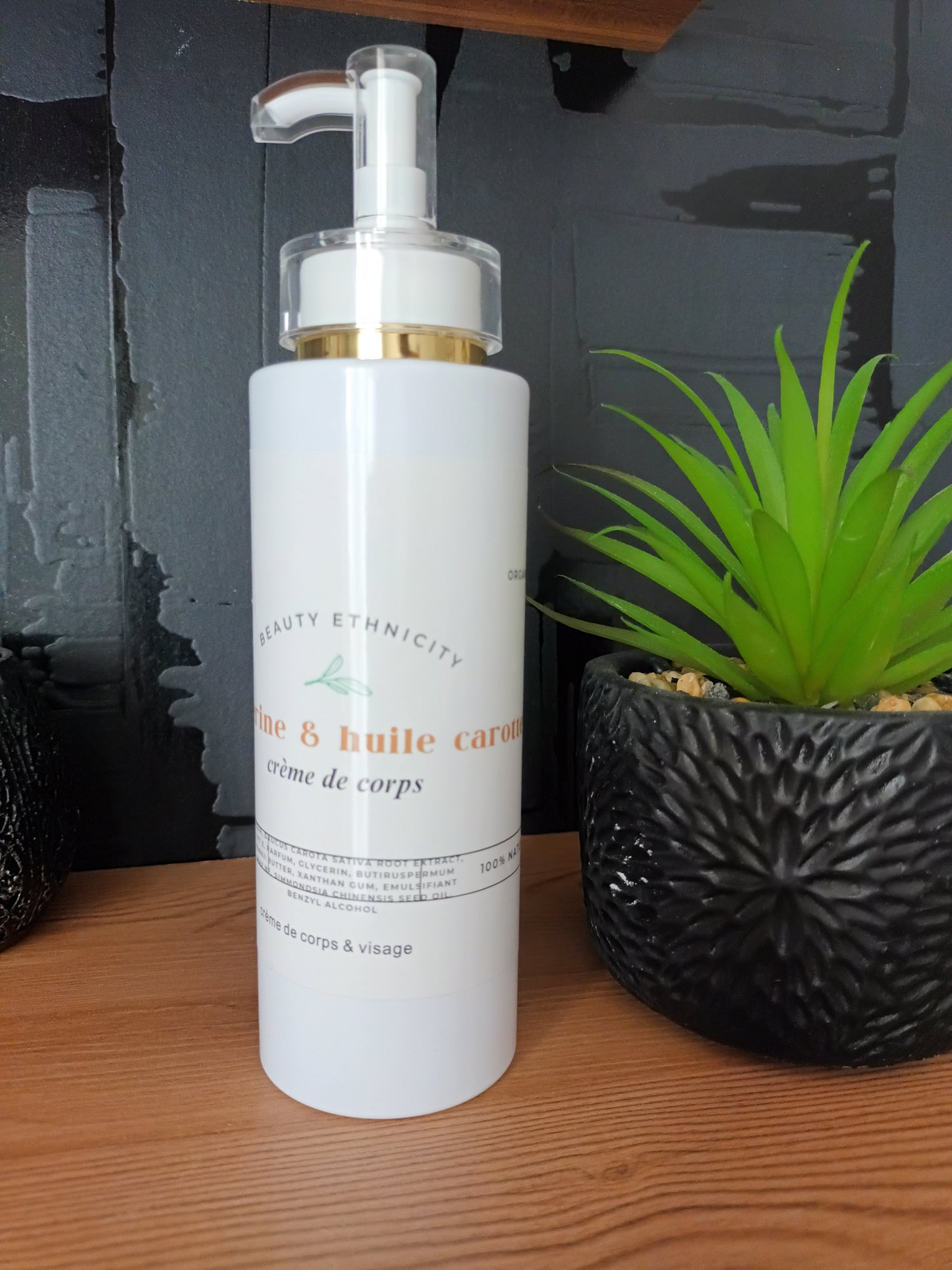 Crème de corps à glycérine, huile de carotte et vit E pour nourrir et hydrater votre peau terne et sèche en profondeur