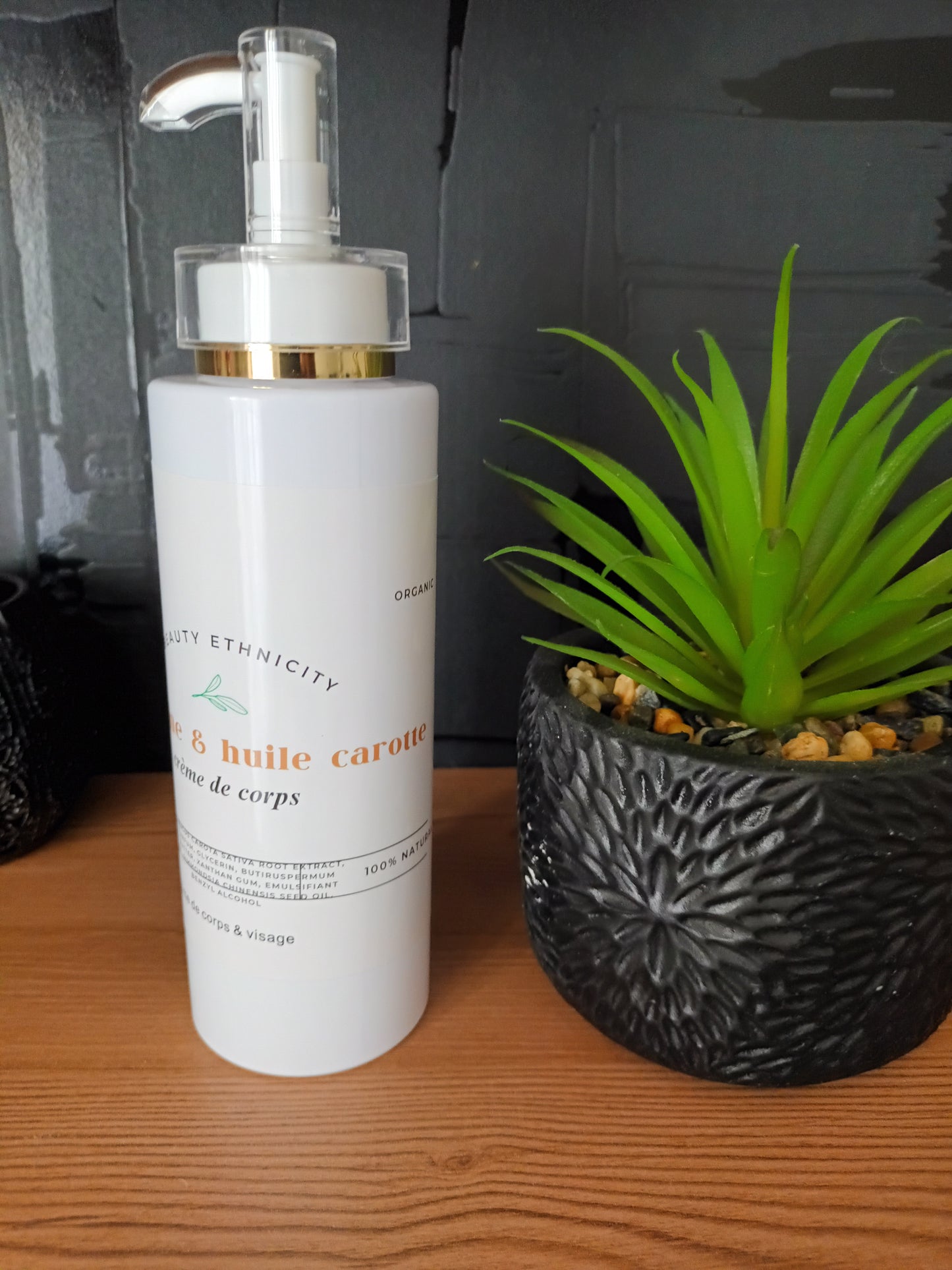 Crème de corps à glycérine, huile de carotte et vit E pour nourrir et hydrater votre peau terne et sèche en profondeur