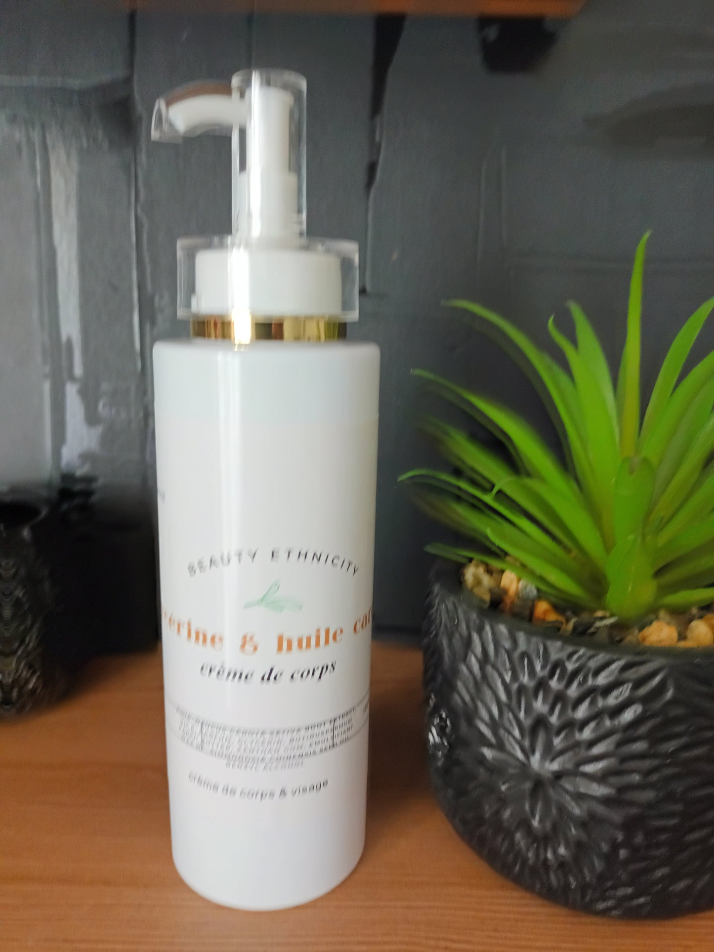 Crème de corps à glycérine, huile de carotte et vit E pour nourrir et hydrater votre peau terne et sèche en profondeur
