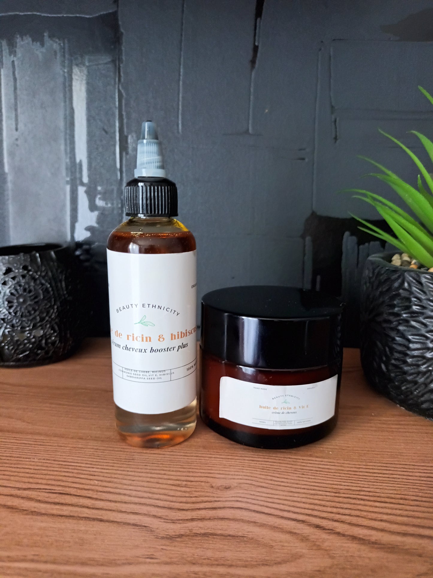duo parfait pour l'extrême pousse de vos cheveux ; le sérum plus crème capillaire à base l'huile de ricin et romarin et vit E