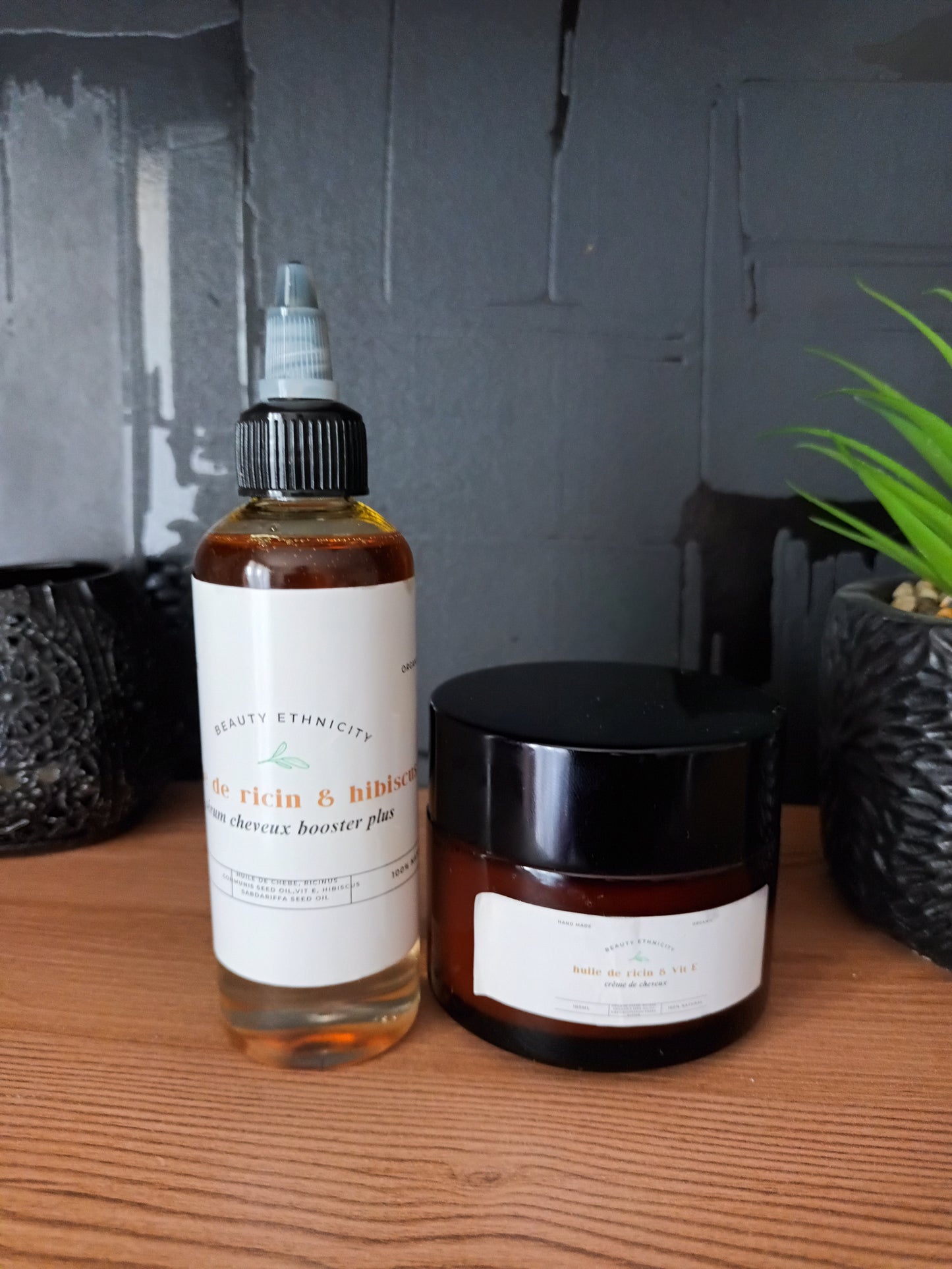 duo parfait pour l'extrême pousse de vos cheveux ; le sérum plus crème capillaire à base l'huile de ricin et romarin et vit E