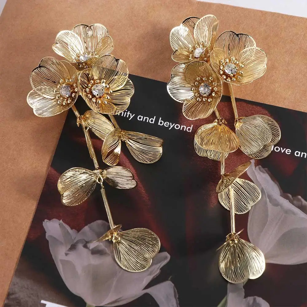 Boucles d'oreilles à pampilles longues et à grandes fleurs exagérées, boucles d'oreilles légères et luxueuses pour femmes, boucles d'oreilles à tige en métal de sens avancé pour mariage
