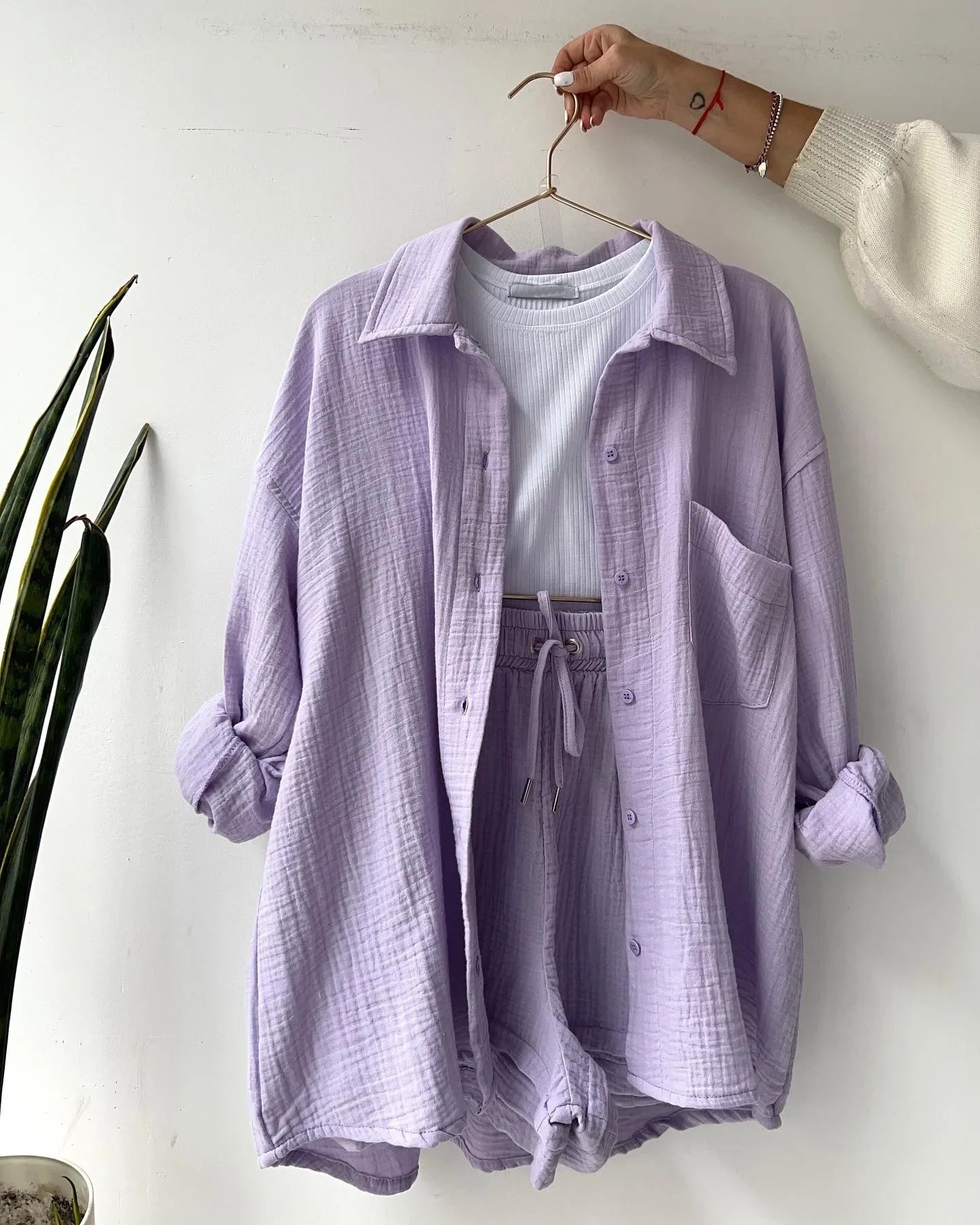 Ensemble deux pièces décontracté à manches longues et short pour femme en coton, tenue tendance à boutons, couleur unie et plissée, collection été