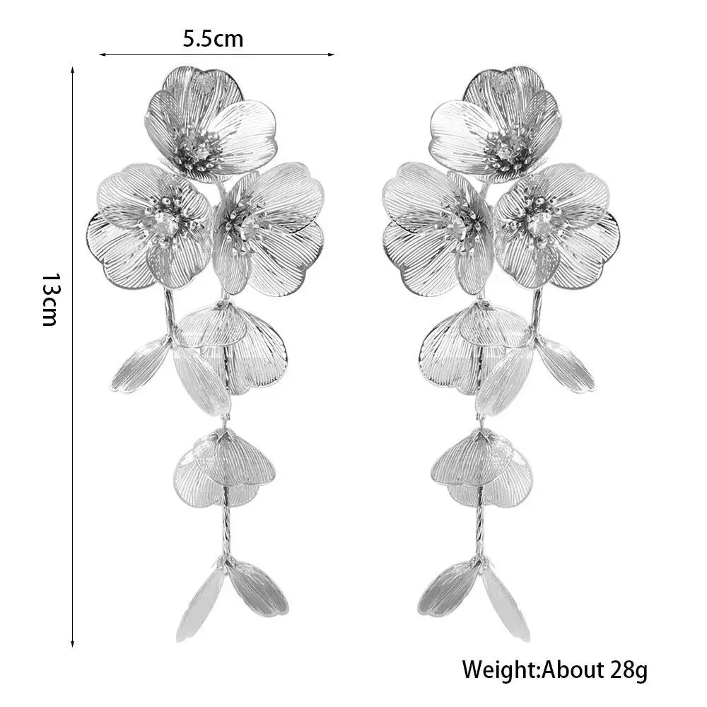 Boucles d'oreilles à pampilles longues et à grandes fleurs exagérées, boucles d'oreilles légères et luxueuses pour femmes, boucles d'oreilles à tige en métal de sens avancé pour mariage