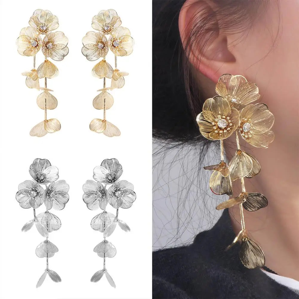 Boucles d'oreilles à pampilles longues et à grandes fleurs exagérées, boucles d'oreilles légères et luxueuses pour femmes, boucles d'oreilles à tige en métal de sens avancé pour mariage