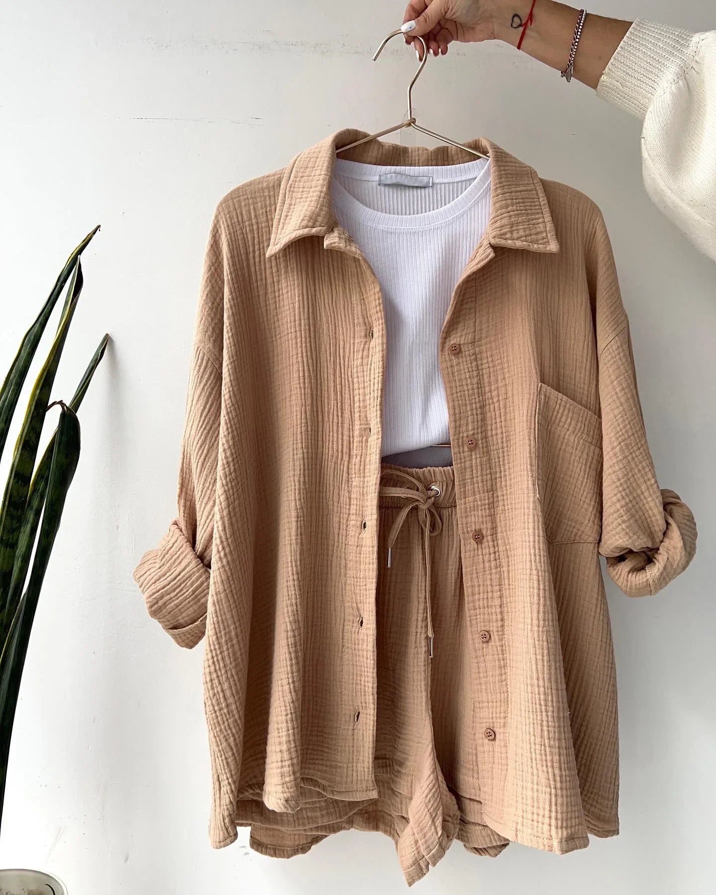 Ensemble deux pièces décontracté à manches longues et short pour femme en coton, tenue tendance à boutons, couleur unie et plissée, collection été