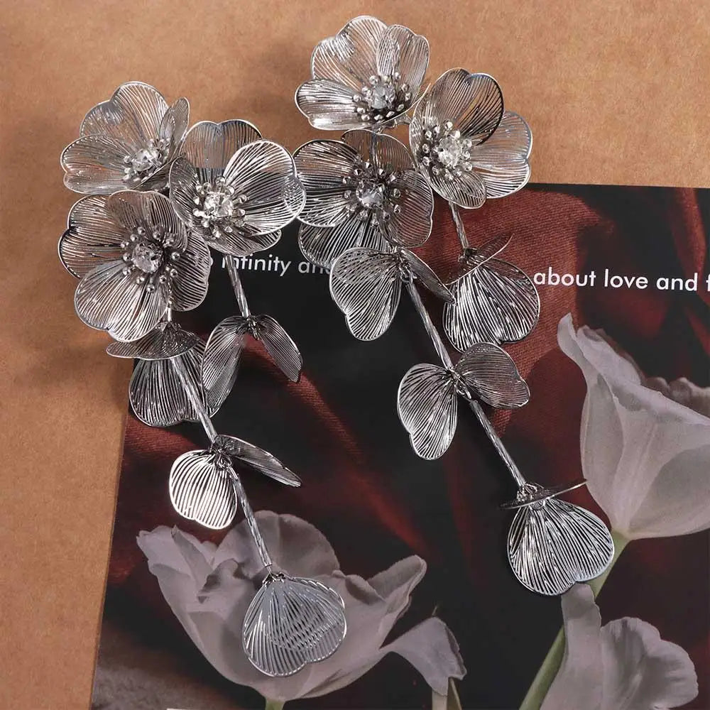 Boucles d'oreilles à pampilles longues et à grandes fleurs exagérées, boucles d'oreilles légères et luxueuses pour femmes, boucles d'oreilles à tige en métal de sens avancé pour mariage