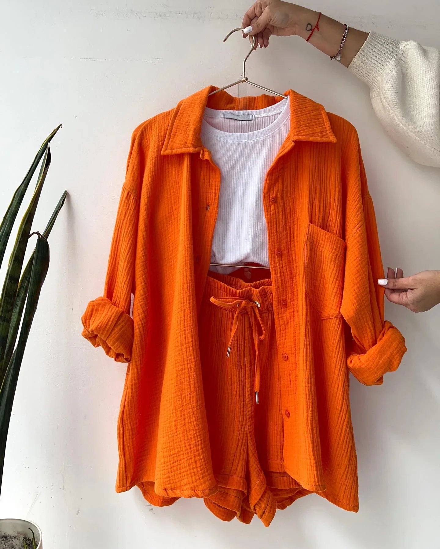 Ensemble deux pièces décontracté à manches longues et short pour femme en coton, tenue tendance à boutons, couleur unie et plissée, collection été