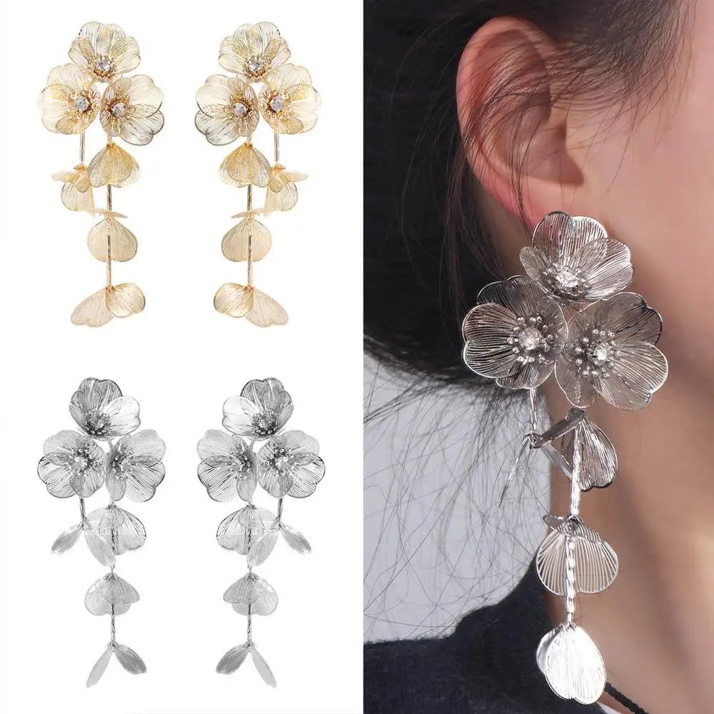 Boucles d'oreilles à pampilles longues et à grandes fleurs exagérées, boucles d'oreilles légères et luxueuses pour femmes, boucles d'oreilles à tige en métal de sens avancé pour mariage