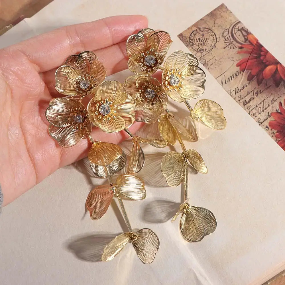 Boucles d'oreilles à pampilles longues et à grandes fleurs exagérées, boucles d'oreilles légères et luxueuses pour femmes, boucles d'oreilles à tige en métal de sens avancé pour mariage