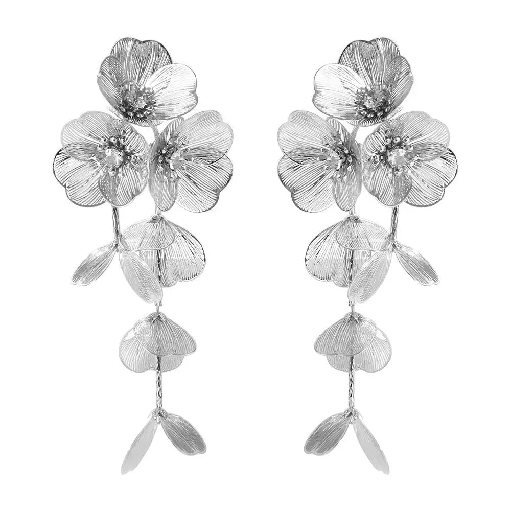 Boucles d'oreilles à pampilles longues et à grandes fleurs exagérées, boucles d'oreilles légères et luxueuses pour femmes, boucles d'oreilles à tige en métal de sens avancé pour mariage