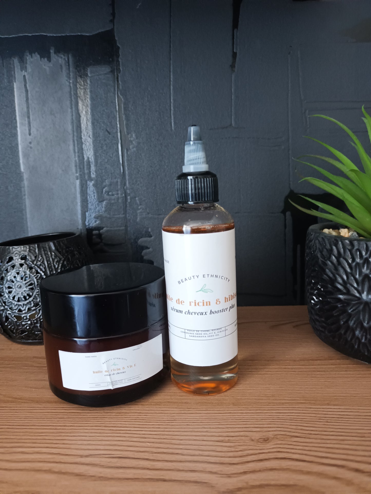 duo parfait pour l'extrême pousse de vos cheveux ; le sérum plus crème capillaire à base l'huile de ricin et romarin et vit E