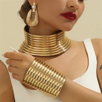 collier ras du cou et bracelets style vintage bijoux africains