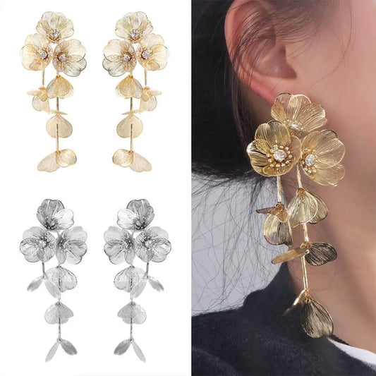 Boucles d'oreilles à pampilles longues et à grandes fleurs exagérées, boucles d'oreilles légères et luxueuses pour femmes, boucles d'oreilles à tige en métal de sens avancé pour mariage