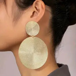 Set aus langer Halskette mit Anhänger und runden Ohrringen für Damen in Goldfarbe